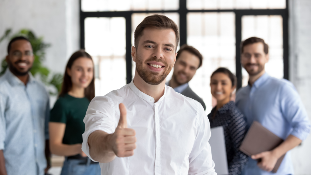 gruppe glade medarbejdere der har fået automatiseret deres onboarding